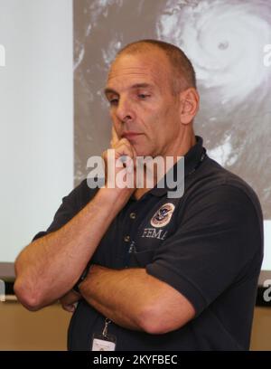 Ouragan Katrina, bâton-Rouge, LA, 15 décembre 2005 -- l'officier de coordination fédéral Scott Wells s'adresse à un groupe de délégués internationaux représentant 17 pays. Wells décrit et réfléchit sur la dévastation créée par l'ouragan Katrina et Rita et les sauts de lévee à la Nouvelle-Orléans. Robert Kaufmann/FEMA Banque D'Images