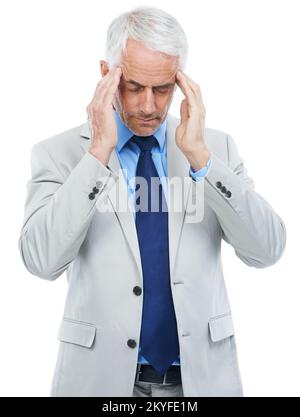 Beaucoup de travail et pas assez de temps. Photo studio d'un homme d'affaires mature et frustré isolé sur blanc. Banque D'Images