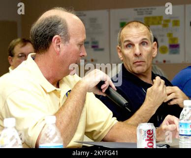Ouragan Katrina, bâton-Rouge, LA, 24 janvier 2006 - l'officier de coordination d'État Jeff Smith (L) et l'officier de coordination fédéral Scott Wells (R) présentent des mises à jour sur les efforts de rétablissement concernant les ouragans Katrina et Rita lors d'une réunion d'information du personnel du Congrès de la Louisiane au Bureau de terrain conjoint à bâton-Rouge. Robert Kaufmann/FEMA Banque D'Images
