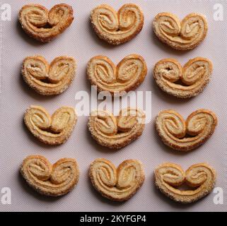 Groupe de biscuits en forme de coeur sur du textile blanc. Banque D'Images