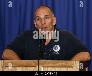 Ouragan Katrina, bâton-Rouge, LA (3 février 2006) - Scott Wells, agent de coordination fédéral de la FEMA, prend la parole à la Journée des affaires intergouvernementales au Bureau de gestion conjoint de Baton Rouge. Des représentants de 18 paroisses étaient présents. Robert Kaufmann/FEMA Banque D'Images