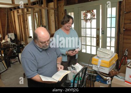 L'ouragan Katrina, Biloxi, Muns, 8 février 2006 -- Marie et Ben Wimberly partagent un moment de lumière tout en discutant de la rénovation prochaine de leur bunkelow de 1925. Les Wimberly's vont rénover leur maison à l'aide des fonds de la FEMA et de leur assurance et d'un prêt récemment signé de la Small Business Administration (SBA). Mark Wolfe/FEMA Banque D'Images