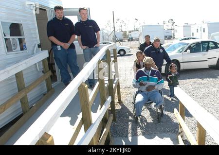 Ouragan Katrina, Biloxi, divers, 11 février 2006 -- les représentants temporaires de la FEMA pour le logement Stan Chunn et Cory Freeborn (à gauche, G-D) attendent de saluer Eddie Thomas à son arrivée. M. Thomas a emménagé dans sa FEMA fourni aujourd'hui une remorque de voyage adaptée aux personnes handicapées. Mark Wolfe/FEMA Banque D'Images