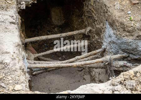 Un fossé avec plusieurs minces tuyaux rouillés Banque D'Images