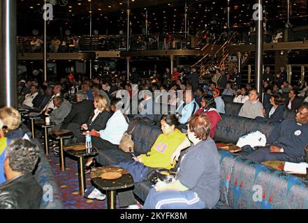 Ouragan Katrina, la Nouvelle-Orléans, LA, 20 février 2006 - l'équipe des relations communautaires de la FEMA organise une réunion dans la salle de bal du navire de croisière Carnival Ecstasy pour les victimes d'ouragans qui résident actuellement à bord du navire. Le contrat de la FEMA avec Carnival expire 1 mars 2006, de sorte que des logements alternatifs doivent être recherchés pour ces pompiers, la police, le personnel médical d'urgence et les travailleurs urbains essentiels. Un représentant de la FEMA a été affecté à chaque famille pour aider à trouver d'autres logements avant le départ du navire. Robert Kaufmann/FEMA Banque D'Images