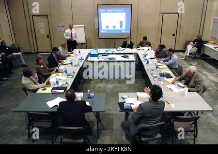 Ouragan Katrina, Biloxi, divers, 21 février 2006 -- l'officier de coordination fédéral (FCO) de la FEMA, Nick Russo (debout), parle à un groupe de maires de la côte du golfe du Mississippi. M. Russo met à jour les maires sur l'effort de rétablissement de l'ouragan Katrina de la FEMA. Mark Wolfe/FEMA Banque D'Images