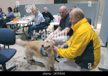 L'ouragan Katrina, Biloxi, Mils., 20 février 2006 -- l'aumônier Ralph Buchhorn (blouson jaune) et sa réponse à la crise K-9 l'aumônier Georgie visite le personnel de la FEMA et de la MEMA au bureau de campagne conjoint de Biloxi. L'aumônier Buchhorn et Georgie ont visité des résidents touchés par l'ouragan Katrina. Mark Wolfe/FEMA Banque D'Images