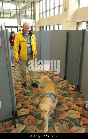 Ouragan Katrina, Biloxi, Mrs., 20 février 2006 -- l'aumônier Ralph Buchhorn et sa réponse à la crise K-9 l'aumônier Georgie visite le personnel de la FEMA au bureau de campagne conjoint de Biloxi. L'aumônier Buchhorn et Georgie ont visité des résidents touchés par l'ouragan Katrina. Mark Wolfe/FEMA Banque D'Images