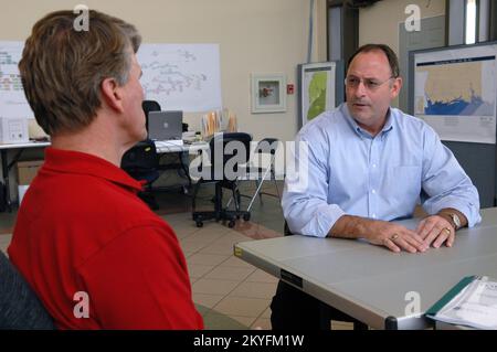 Ouragan Katrina, Biloxi, divers, 22 février 2006 -- le député Gene Taylor (à gauche) discute des efforts de rétablissement au Mississippi avec Nick Russo, responsable fédéral de la coordination (FCO) de la FEMA. Le congressiste Taylor s'est arrêté au joint Field Office (JFO) de Biloxi pour remercier les employés de la FEMA pour leur travail dans l'État. Mark Wolfe/FEMA Banque D'Images