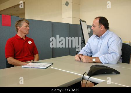 Ouragan Katrina, Biloxi, divers, 22 février 2006 -- le député Gene Taylor (à gauche) discute des efforts de rétablissement au Mississippi avec Nick Russo, responsable fédéral de la coordination (FCO) de la FEMA. Le congressiste Taylor s'est arrêté au joint Field Office (JFO) de Biloxi pour remercier les employés de la FEMA pour leur travail dans l'État. Mark Wolfe/FEMA Banque D'Images