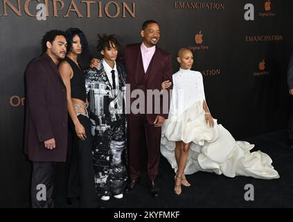 Los Angeles, États-Unis. 30th novembre 2022. Trey Smith, Willow Smith, Jaden Smith, Will Smith et Jada Pinkett Smith lors de la première pour « émancipation » au Regency Village Theatre. Crédit photo : Paul Smith/Alamy Live News Banque D'Images