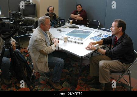 Ouragan Katrina, Biloxi, divers, 9 mars 2006 -- le directeur de la Direction générale de l'atténuation de la FEMA, Todd Davison (à droite), est interviewé par un correspondant du Newshour de PBS. La FEMA favorise la reconstruction de façon plus efficace et plus forte pour atténuer les ouragans et autres catastrophes naturelles. Mark Wolfe/FEMA Banque D'Images