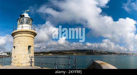 Folkestone, Royaume-Uni - 11 septembre 2022 : le bras de port de Folkestone avec le phare historique Banque D'Images