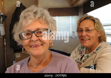 Ouragan Katrina, Ocean Springs, divers, 6 février 2006 - Sadie Michelini apprécie sa nouvelle remorque de la FEMA avec sa fille, Maria. La famille Michelini a survécu aux eaux d'inondation montantes de Katrina, après s'être mise à l'abri ensemble dans leur grenier de garage jusqu'à ce que les eaux hautes s'éloignent. Depuis, des bénévoles ont réparé sa maison très endommagée. Mark Wolfe/FEMA Banque D'Images