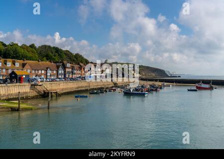 Folkestone, Royaume-Uni - 11 septembre 2022 : le port de Folkestone avec de nombreux bateaux à l'ancre et des serres de briques rouges sur le front de mer Banque D'Images