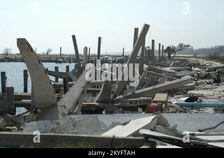 Ouragan Katrina, Biloxi, divers, 1 avril 2006 - cette marina privée de Biloxi a subi des destructions en raison de l'ouragan Katrina. Les prêts Small Business Administration (SBA) peuvent aider les propriétaires d'entreprise admissibles après des catastrophes comme celle-ci. George Armstrong/FEMA Banque D'Images