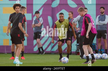 Timothy Castagne en Belgique, Axel Witsel en Belgique, Youri Tielemans en Belgique et Kevin de Bruyne en Belgique ont photographié lors d'une séance de formation de l'équipe nationale belge de football les Red Devils, au Hilton Salwa Beach Resort à Abu Samra, État du Qatar, le mercredi 30 novembre 2022. Les Red Devils se préparent pour le prochain match de la coupe du monde FIFA 2022 au Qatar. BELGA PHOTO VIRGINIE LEFOUR Banque D'Images