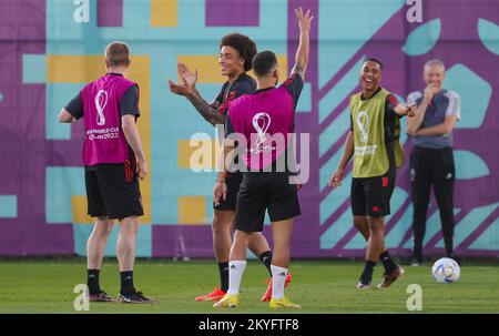 Axel Witsel en Belgique, Eden Hazard en Belgique et Youri Tielemans en Belgique célèbrent lors d'une session de formation de l'équipe nationale belge de football les Red Devils, au Hilton Salwa Beach Resort à Abu Samra, État du Qatar, le mercredi 30 novembre 2022. Les Red Devils se préparent pour le prochain match de la coupe du monde FIFA 2022 au Qatar. BELGA PHOTO VIRGINIE LEFOUR Banque D'Images