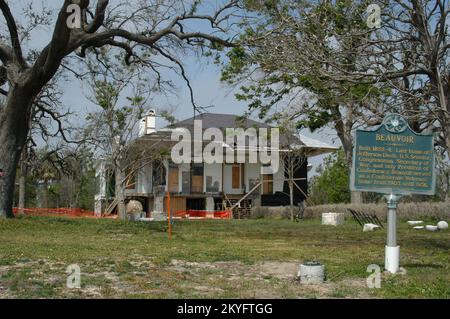 Ouragan Katrina, Biloxi, divers, 1 avril 2006 - Beauvoir, Le site historique national de Jefferson Davis, est l'une des rares maisons en bois encore debout dans la région côtière du Mississippi après l'ouragan Katrina. Selon Mark Edwards, spécialiste de la préservation historique de la FEMA, c'est l'une des plus anciennes maisons d'importance historique sur la côte du golfe, et plusieurs subventions d'aide publique (AP) de la FEMA aideront à la restaurer. George Armstrong/FEMA Banque D'Images