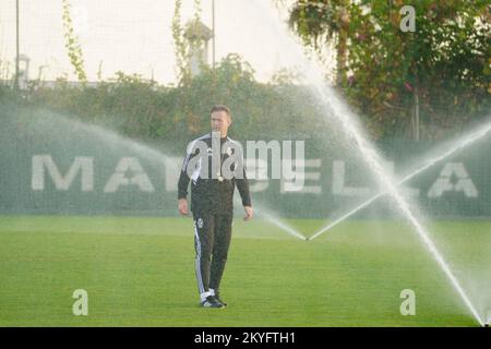 Ronny Deila, entraîneur en chef de Standard, photographié entre des jets d'eau provenant de gicleurs sur le terrain, lors d'une séance d'entraînement au camp d'entraînement d'hiver de l'équipe belge de football de première division Standard de Liège à Marbella, Espagne, le vendredi 30 septembre 2022. BELGA PHOTO JOMA GARCIA I GISBERT Banque D'Images