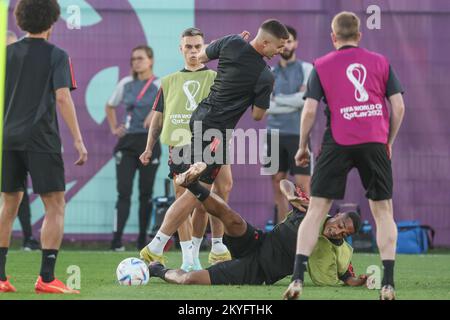 Leander Dendoncker de Belgique et Youri Tielemans de Belgique se battent pour le ballon lors d'une session de formation de l'équipe nationale belge de football les Red Devils, au Hilton Salwa Beach Resort à Abu Samra, État du Qatar, le mercredi 30 novembre 2022. Les Red Devils se préparent pour le prochain match de la coupe du monde FIFA 2022 au Qatar. BELGA PHOTO BRUNO FAHY Banque D'Images