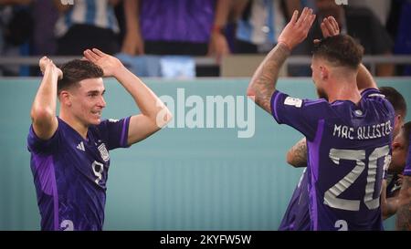 Al Wakrah, Qatar. 30th novembre 2022. Julian Alvarez en Argentine et Alexis Mac Allister en Argentine célèbrent après avoir marqué un match de football entre la Pologne et l'Argentine, le troisième et dernier match du groupe C de la coupe du monde FIFA 2022 à Al Wakrah, État du Qatar, le mercredi 30 novembre 2022. BELGA PHOTO VIRGINIE LEFOUR crédit: Belga News Agency/Alay Live News Banque D'Images