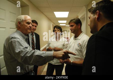 Ouragan Katrina, Pascagoula, divers, 20 avril 2006 - Don Powell, président de la sécurité intérieure des États-Unis pour la reconstruction de la côte du Golfe, Clay Williams, représentant sur le terrain du sénateur Trent Lott (R.S.), et Jodey Arrington (à droite), chef de cabinet de M. Powell, rencontrent le maire Matthew Amara et le directeur de la ville, Kay Kell. M. Powell et le personnel visitent la zone sinistrée de la côte du golfe. George Armstrong/FEMA Banque D'Images