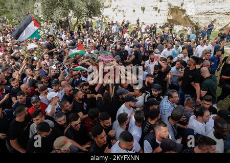 Jérusalem, Israël. 13th mai 2022. Les Palestiniens brandirent les drapeaux nationaux alors qu'ils portent le cercueil de la journaliste assassine Al-Jazeera Shireen Abu Aklel durant son cortège funèbre de l'église vers le cimetière de Jérusalem, Israël, vendredi, 13 mai 2022. Abou Akleh a été abattu sur 11 mai alors qu'il couvrait un raid en Cisjordanie occupée par Israël. Photo par Jamal Awad/UPI crédit: UPI/Alamy Live News Banque D'Images