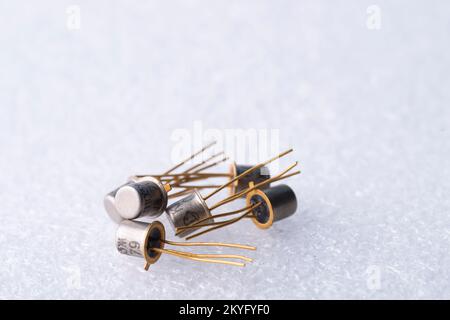 Anciens transistors semi-conducteurs de technologie soviétique sur fond blanc Banque D'Images