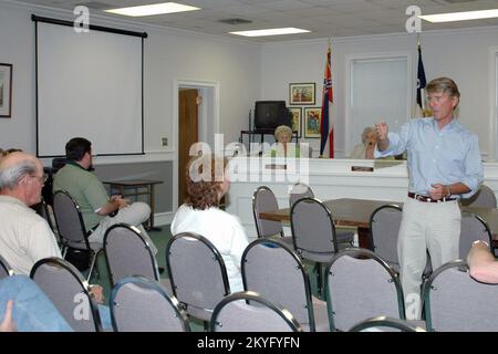 Ouragan Katrina, Ocean Springs, divers, 15 mai 2006 - Gene Taylor, membre du Congrès, répond aux questions de Katrina des résidents locaux. Michelle Miller-Freeck/FEMA Banque D'Images