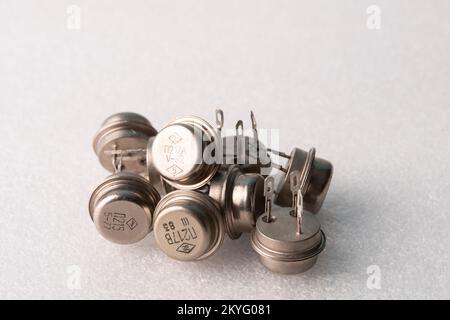 Anciens transistors semi-conducteurs de technologie soviétique sur fond blanc Banque D'Images