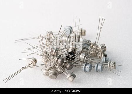Anciens transistors semi-conducteurs de technologie soviétique sur fond blanc Banque D'Images