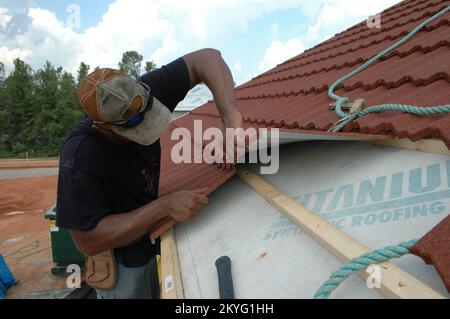 Ouragan Katrina, Gulfport, divers, 15 août 2006 -- les entrepreneurs remplacent maintenant les toits bleus temporaires par des toits permanents. L'ouragan Katrina a détruit d'innombrables toits le long de la côte du golfe du Mississippi. Mark Wolfe/FEMA Banque D'Images