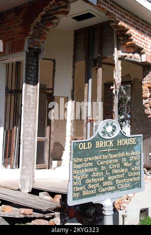 L'ouragan Katrina, Biloxi, MS, 14 janvier 2008 -- l'ouragan Katrina a détruit le mur avant de la vieille maison en briques à Biloxi, ainsi que l'escalier menant au deuxième étage et au porche arrière. La maison Old Brick est l'un des rares bâtiments qui ont été construits avant la guerre civile à Biloxi et la FEMA supervise sa restauration, ainsi que le département d'archives et d'histoire du Mississippi et l'Agence de gestion des urgences du Mississippi. Jennifer Smits/FEMA Banque D'Images