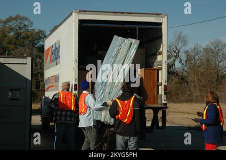 Ouragan/tempête tropicale - Baton Rouge, Louisiane. , 3 janvier 2011 -- le premier des meubles donnés par la FEMA à sept organismes à but non lucratif de la région est vu être chargé par des membres du Comité des besoins non satisfaits de la paroisse de Calcasieu. Les meubles sont distribués aux survivants de l'ouragan Katrina et Rita les aidant sur la route de la récupération. FEMA Voluntary liaisons a travaillé avec divers organismes à but non lucratif pour fournir cette aide. Banque D'Images