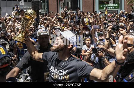 Les guerriers d'État d'or Stephen Curry remporte le trophée de MVP des finales de la NBA aux fans lors d'une parade sur Market Street pour honorer le championnat de l'équipe de la NBA à San Francisco lundi, 20 juin 2022. Photo de Terry Schmitt/UPI Banque D'Images