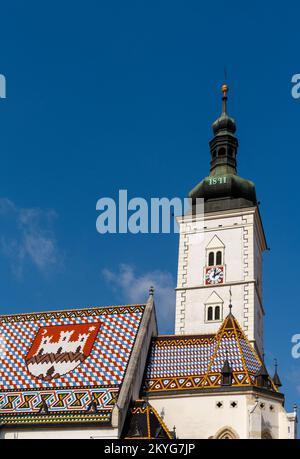 Zagreb, Croatie - 11 octobre 2022 : gros plan vertical de l'église Saint-Marc dans le vieux Zagreb Banque D'Images