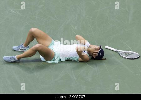 Flushing Meadow, États-Unis. 10th septembre 2022. IGA Swiatek, de Pologne, célèbre sa victoire sur ont Jabeur, de Tunisie, après leur tournoi de tennis américain Open 2022, finale des femmes au stade Arthur Ashe au centre national de tennis de l'USTA Billie Jean King, samedi, 10 septembre 2022, à Flushing Meadow, NY. Photo de Corey Sipkin/UPI crédit: UPI/Alay Live News Banque D'Images