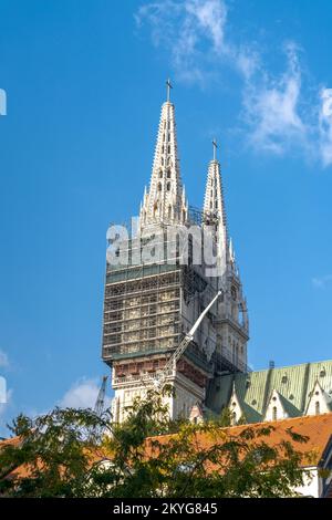 Zagreb, Croatie - 11 octobre 2022 : vue rapprochée des travaux de restauration difficiles sur les flèches historiques de la cathédrale de Zagreb Banque D'Images