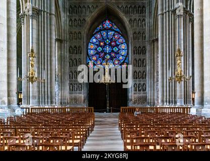 Reims, France- 13 septembre 2022 : vue de l'arrière de la façade ouest de la cathédrale de Reims avec vitraux colorés et sculptur Banque D'Images