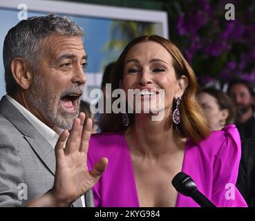 Los Angeles, États-Unis. 17th octobre 2022. Les membres de la troupe Julia Roberts et George Clooney assistent à la première de la comédie romantique film photo 'Ticket to Paradise' au Regency Village Theatre dans la section Westwood de Los Angeles lundi, 17 octobre 2022. Photo de Jim Ruymen/UPI crédit: UPI/Alay Live News Banque D'Images