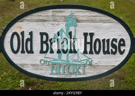 Biloxi, MS, Aril 2, 2015 - signalisation pour Old Brick House, Biloxi, Mississippi. L'un des plus anciens bâtiments de Biloxi, la maison historique en brique ancienne a été lacée sur le registre national des lieux historiques en 1973 et a ensuite désigné un site du Mississippi en 1987. La maison a été construite en 1850 par John Henley, un ancien shérif et maire de Biloxi. Après que la maison a été endommagée par l'ouragan Katrina en 2005, la restauration de la vieille maison de brique de Biloxi a été rendue possible avec l'aide du Ministère des Archives et de l'Histoire du Mississippi (MDAH), le Mississippi Emergency Management AG Banque D'Images