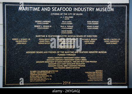 Biloxi, MS, Aril 2, 2015 - plaque de marquage historique et plaque de construction pour le Musée de l'industrie maritime et des fruits de mer, Biloxi, Mississippi. Créé en 1986 pour réserver et interpréter l'histoire maritime et le patrimoine de Biloxi et de la côte du golfe du Mississippi, le Musée de l'industrie maritime et des fruits de mer était à l'origine situé dans un quartier américain voisin Station de la Garde côtière détruite par l'ouragan Katrina en 2005. Le Musée de l'industrie maritime et des produits de la mer a annoncé l'ouverture de ses nouvelles installations à 2 août 2014. La construction du nouveau bâtiment du musée a reçu une aide publique de la FEMA. Banque D'Images