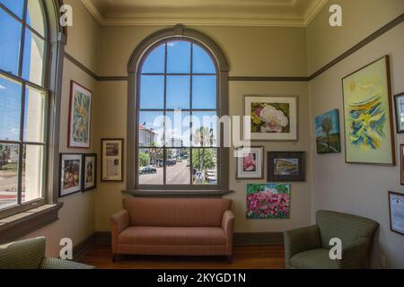 Gulfport, MS, 3 juin 2015 - intérieur de la bibliothèque historique de Carnegie, qui abrite actuellement la galerie des beaux-arts Gulfport à Gulfport, Mississippi. Construite en 1916, la bibliothèque Carnegie a servi les besoins du comté de Harrison pendant de nombreuses années avant que la bibliothèque ne soit fermée et déplacée vers une nouvelle installation. L'édifice historique de la bibliothèque Carnegie a été endommagé par l'ouragan Katrina en 2005. Le bâtiment de renouveau néoclassique de 1916 a été restauré avec l'aide du Département des archives et de l'histoire du Mississippi et avec l'aide publique de la FEMA. Banque D'Images