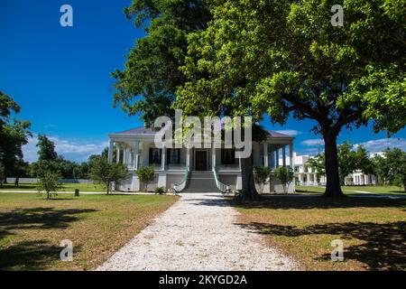 Biloxi, MS, 5 mai 2015 - Jefferson Davis Home (Beauvoir), Biloxi, Mississippi. Construit en 1852 par le propriétaire de la plantation James Brown sur la côte du golfe à Biloxi, Mississippi, Beauvoir (&'belle vue';) est devenu la maison de retraite post-guerre civile du président confédéré Jefferson Davis. Exemple de maison de plantation de style « chalet » en Louisiane, Beauvoir a résisté à 18 ouragans. Beauvoir a été plus récemment endommagé en 2005 par l'ouragan Katrina et restauré avec l'aide publique (AP) de la FEMA. Banque D'Images
