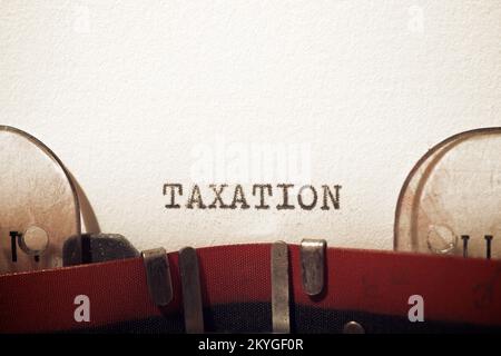 Texte d'imposition écrit avec une machine à écrire. Banque D'Images