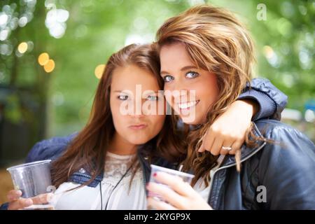 Nous avons eu une explosion. Deux jeunes femmes appréciant la bière ensemble lors d'un festival. Banque D'Images