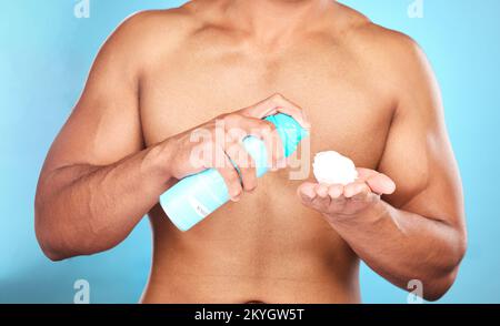 Crème de rasage, mains et hommes avec mousse pour l'épilation, le toilettage ou l'épilation en studio. Produit, soin de la peau et gros plan de mousse pour raser un visage Banque D'Images