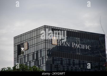 Singapour, Singapour 30 août 2022, le logo de la marque de l'hôtel « Pan Pacific » sur la façade du bâtiment Banque D'Images