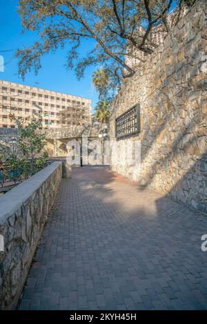San Antonio, Texas - Bricks pavé près de la rivière San Antonio à River Walk. Allée près des murs en pierre et vue sur le parking garage de l'hôtel Banque D'Images